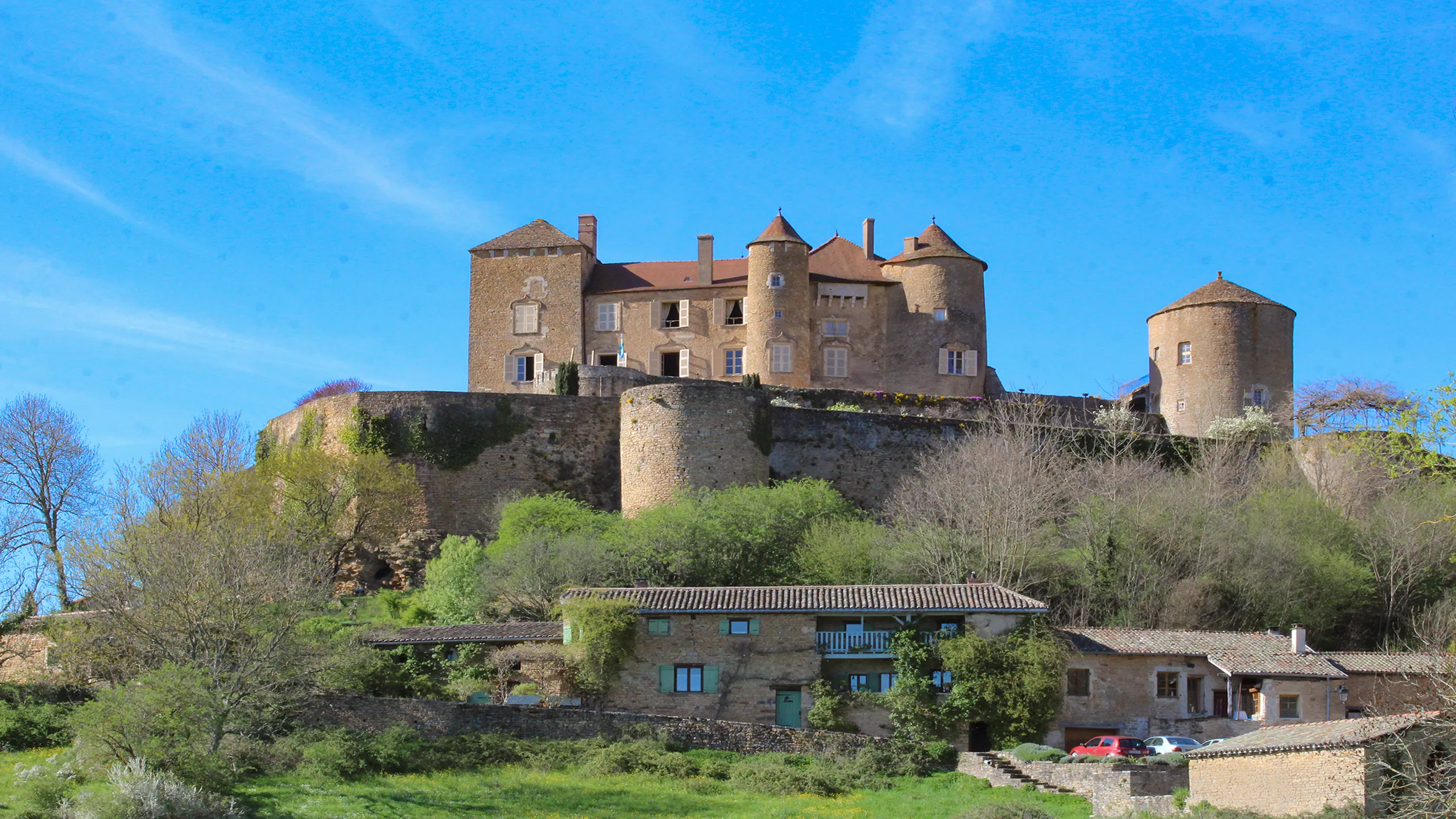 Château de Berzé-le-Châtel en Saône-et-Loire à visiter avec le Pass Patrimoine © Chabe01 CC BY SA 4.0 