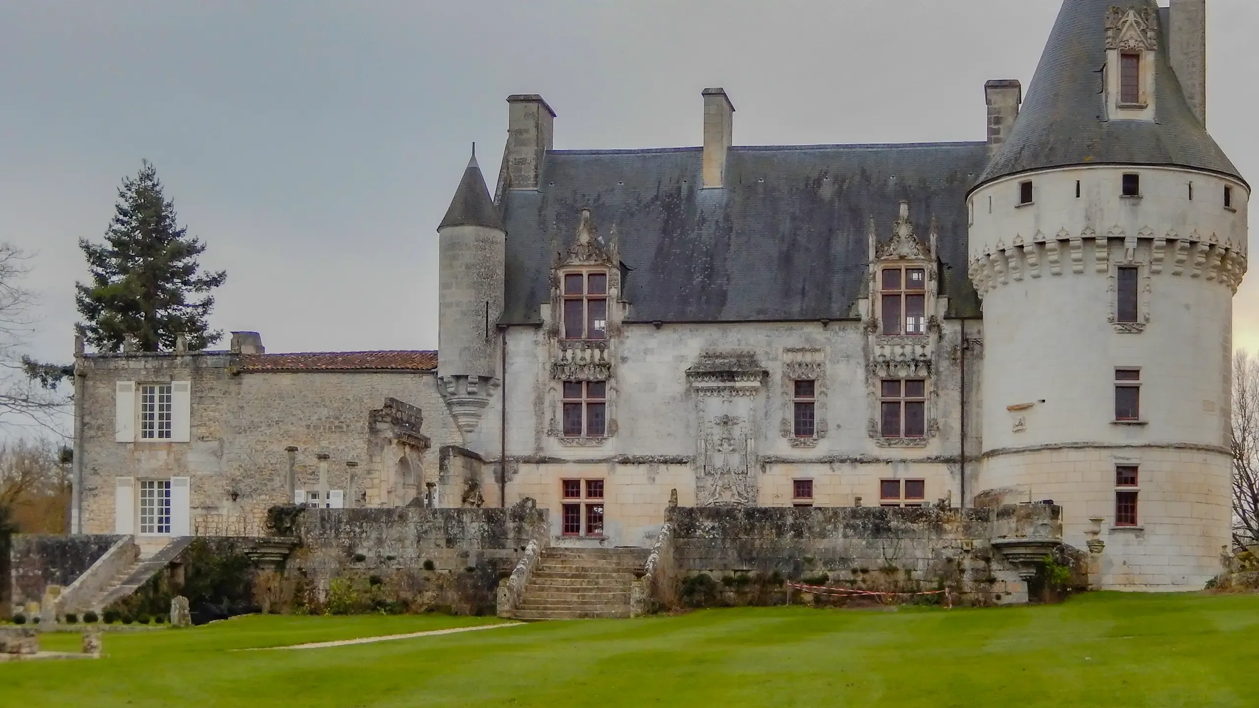 Visitez le Château de Crazannes, en Charente-Maritime, avec le Pass Patrimoine. ©KiwiNeko14, CC BY-SA 4.0