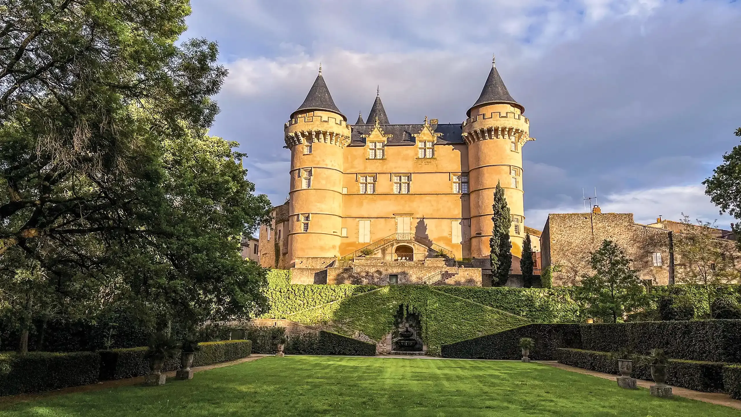 Chateau de Margon facade extérieure - Jardin © Camille de Margon
