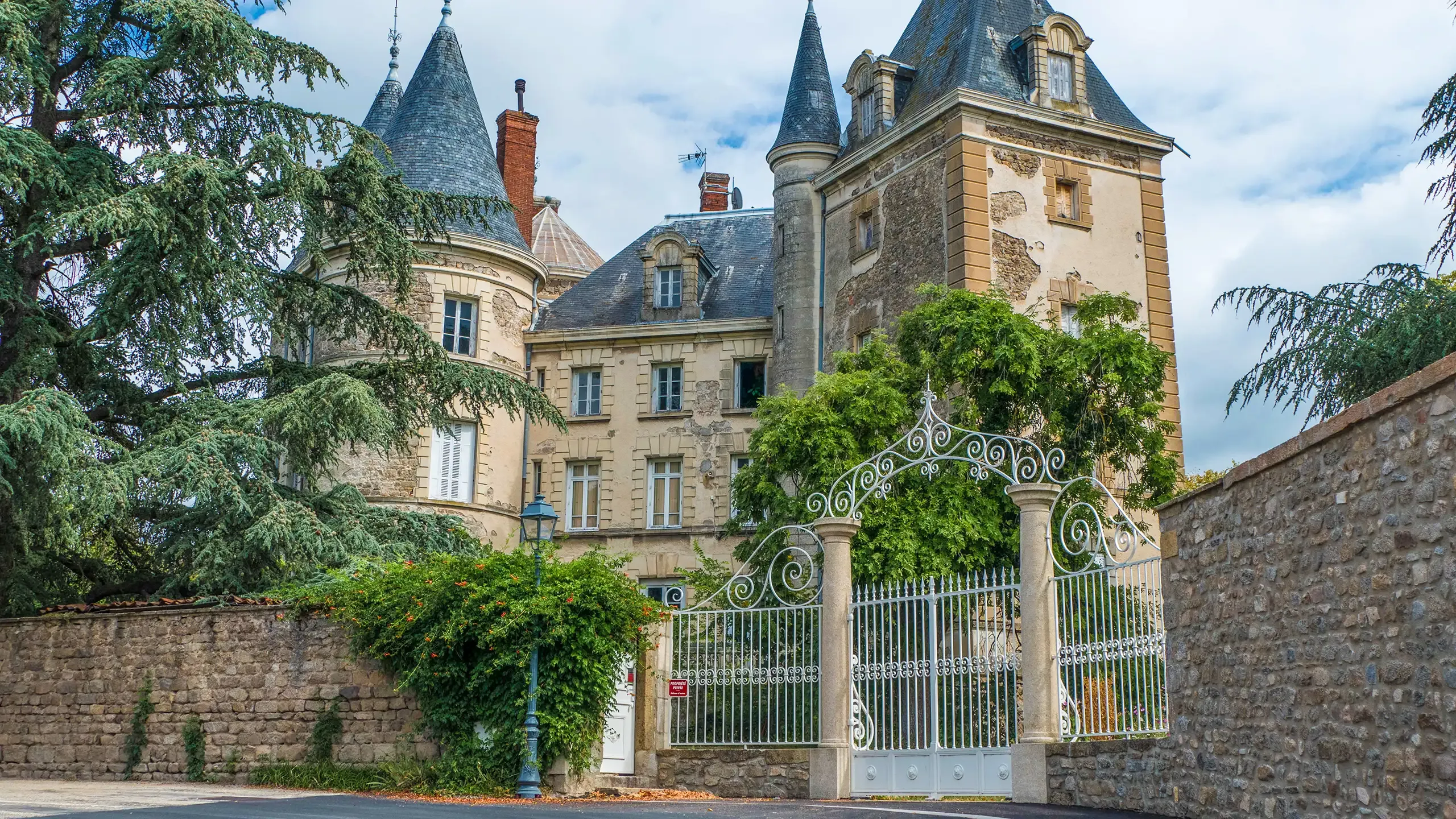 Château de Saint-Bonnet-les-Oules en Auvergne à visiter avec le Pass Patrimoine © Myrof