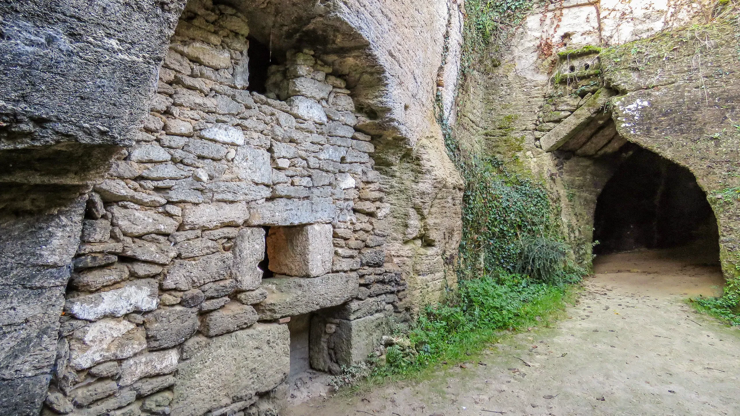 Visitez le site Troglodytes et sarcophages en Anjou © Yodaspirine - CC BY-SA 4.0