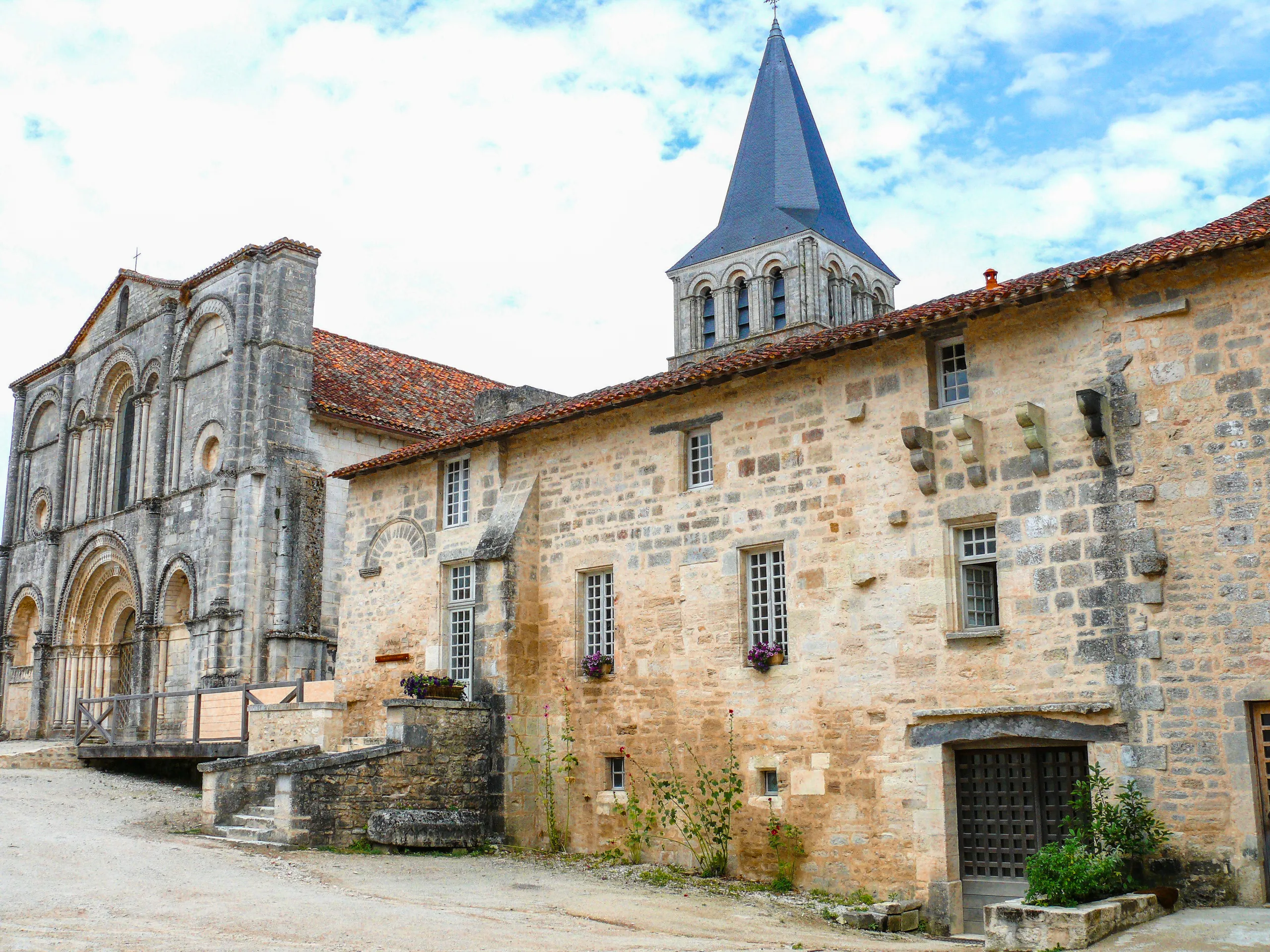 Visitez l'Abbaye Saint-Amant-de-Boixe en Charente © Guiguilacagouille, CC BY SA 3.0