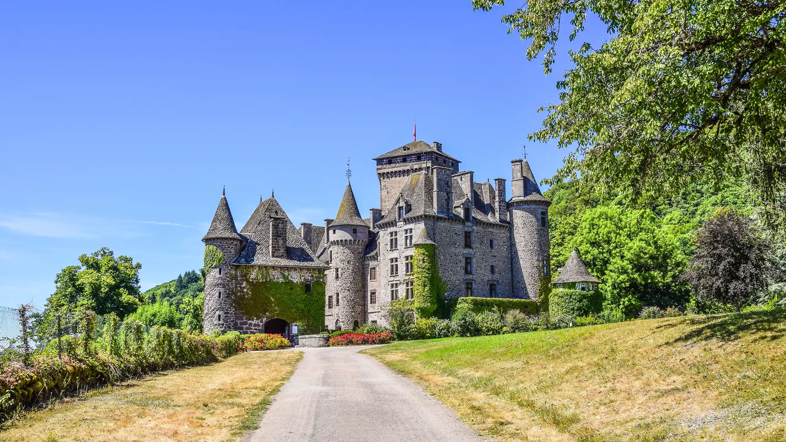 Château de Pesteils à visiter dans le Cantal avec le Pass Patrimoine © Chatsam - CC BY SA 4.0