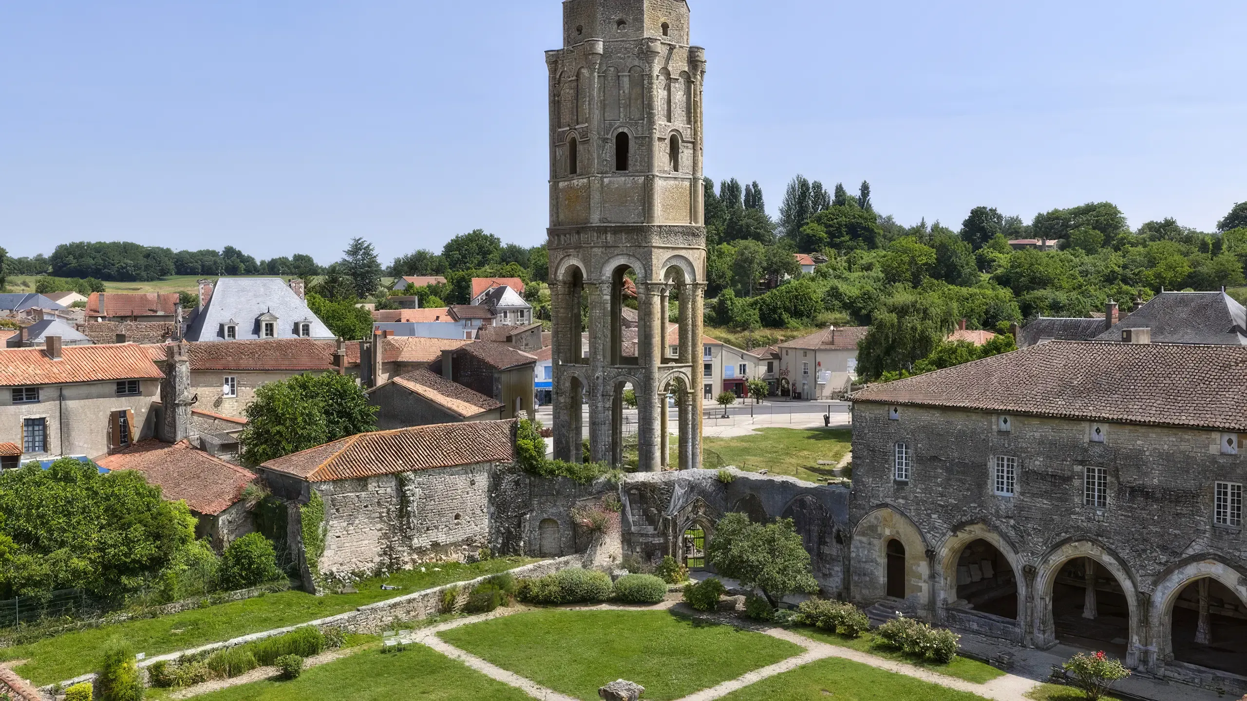 Visitez l’abbaye de Charroux dans la Vienne avec le Pass Patrimoine © Centre des monuments nationaux - Damien Lachas