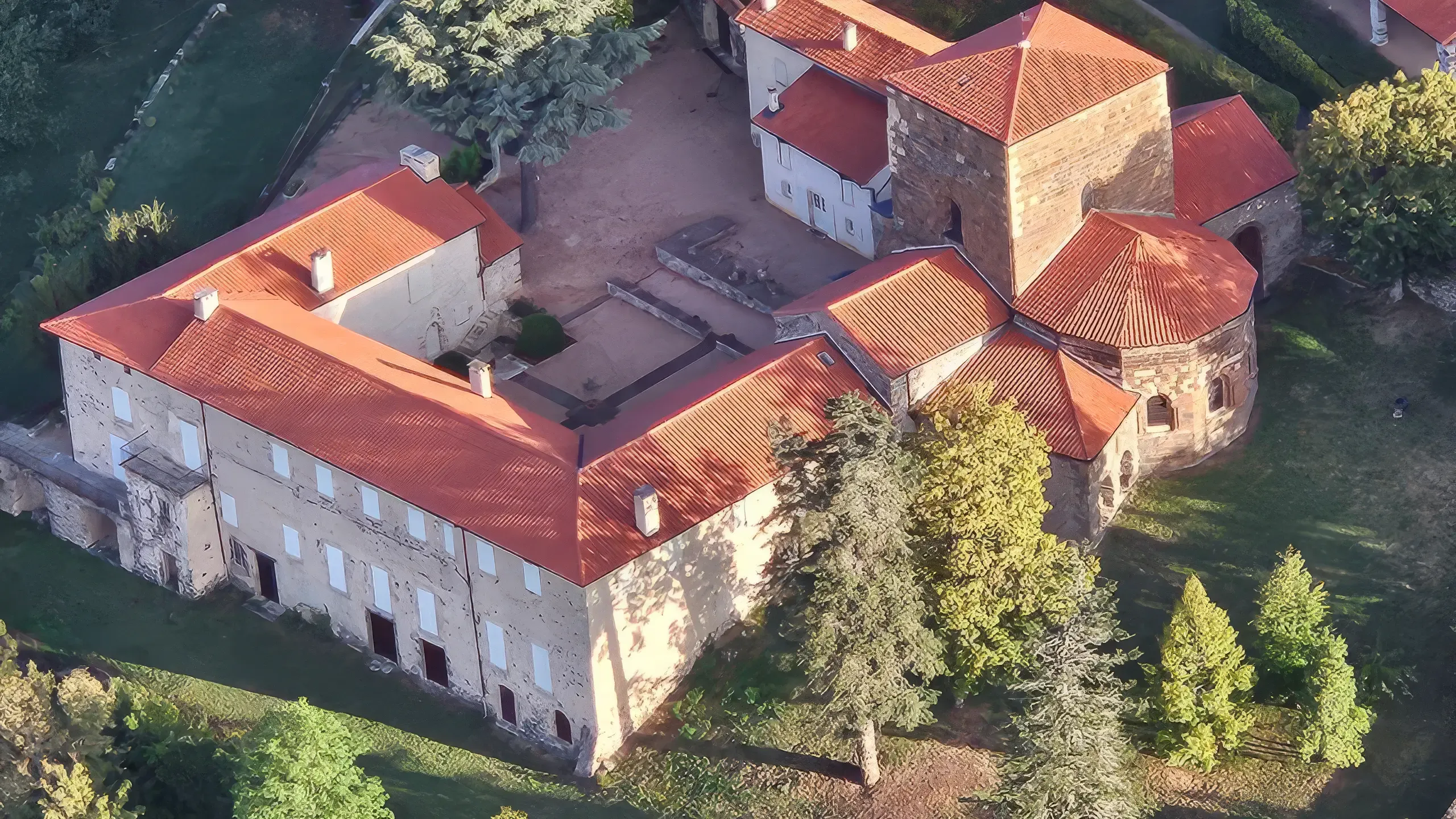 Abbaye de Doue en Haute-Loire à visiter avec le Pass Patrimoine