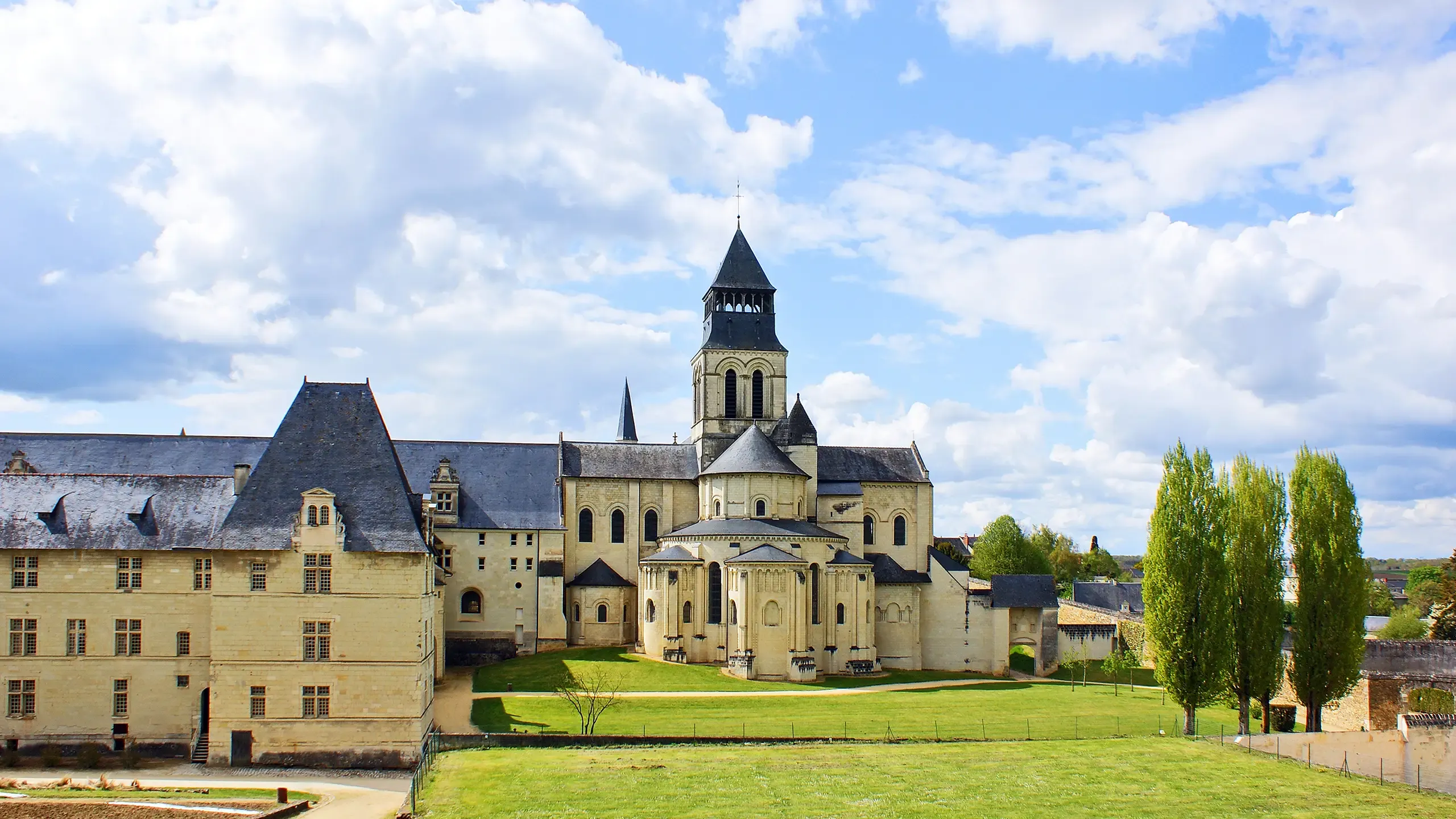 Abbaye de Fontevraud à visiter dans les Pays-de-la-Loire avec le Pass Patrimoine © photlook - AdobeStock_13530588