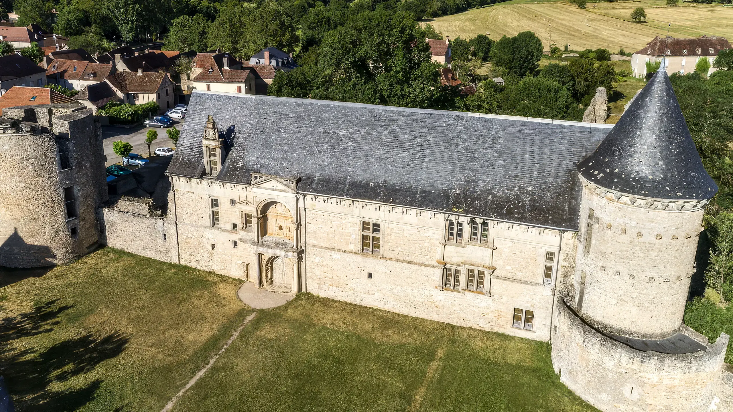 Château d'Assier vue du ciel à visiter dans le Lot avec le Pass Patrimoine © David Bordes CMN