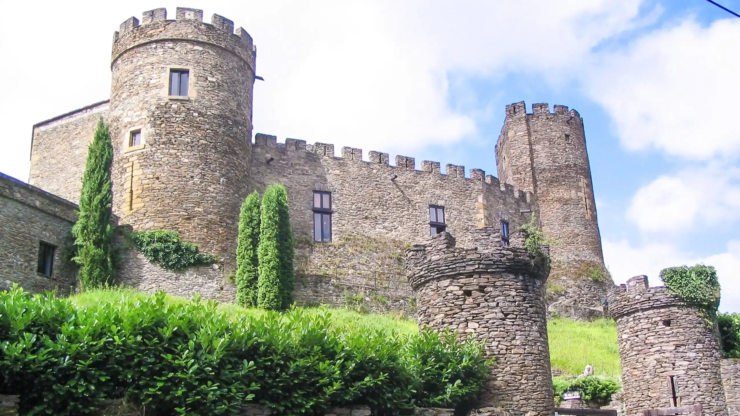 Château de Chouvigny à visiter dans l'Allier ©Vinckie, CC BY-SA 3.0