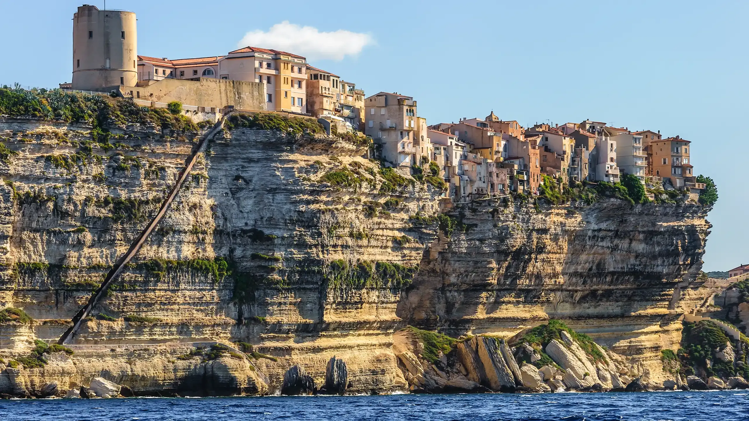Escalier du Roy d'Aragon de Bonifacio à visiter en Corse avec le Pass patrimoine ©Myrabella -CC BY SA 3.0