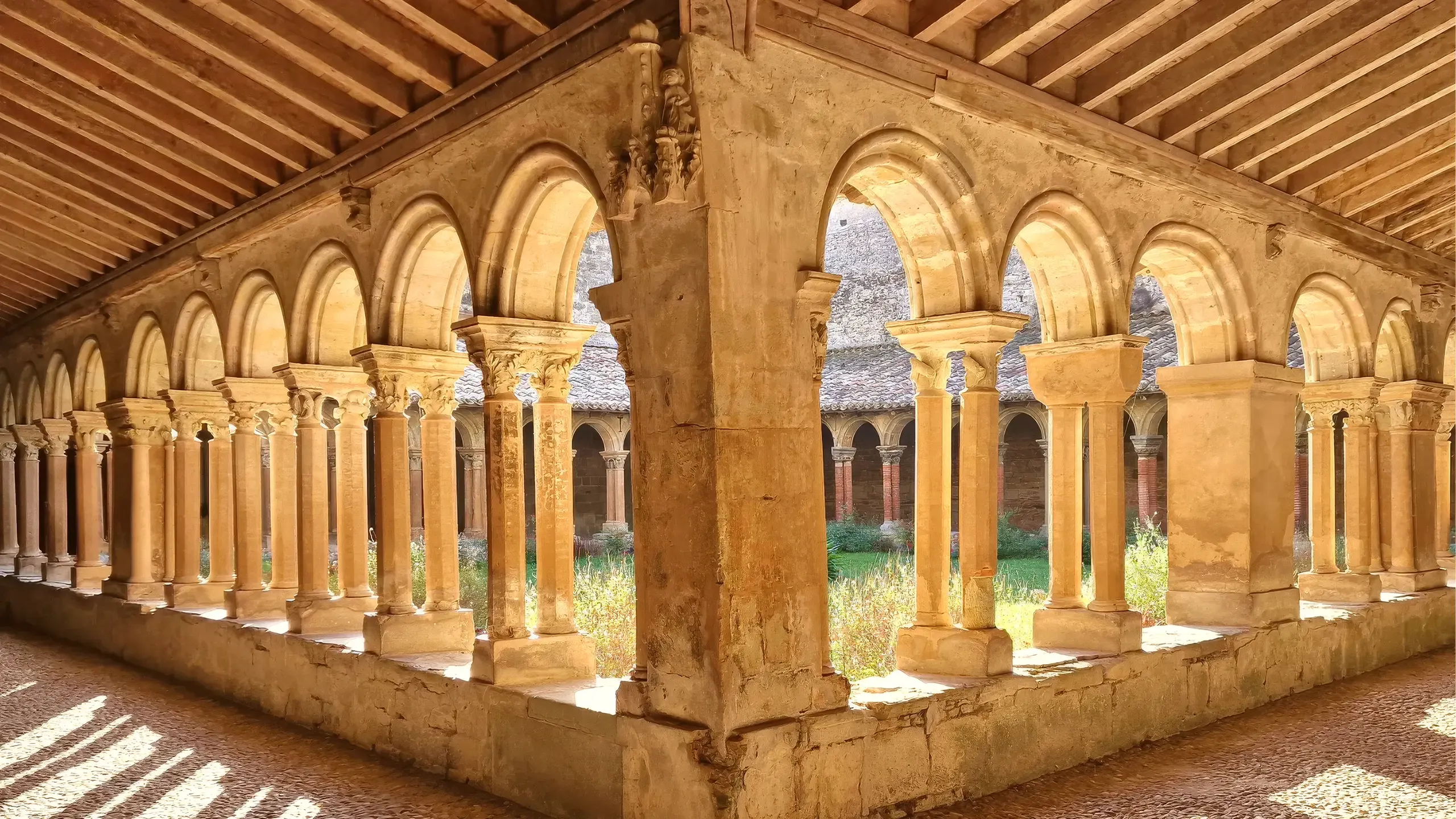 Visitez l'abbaye cathédrale de Saint-Papoul dans l'Aude © Mathilde Bernat 