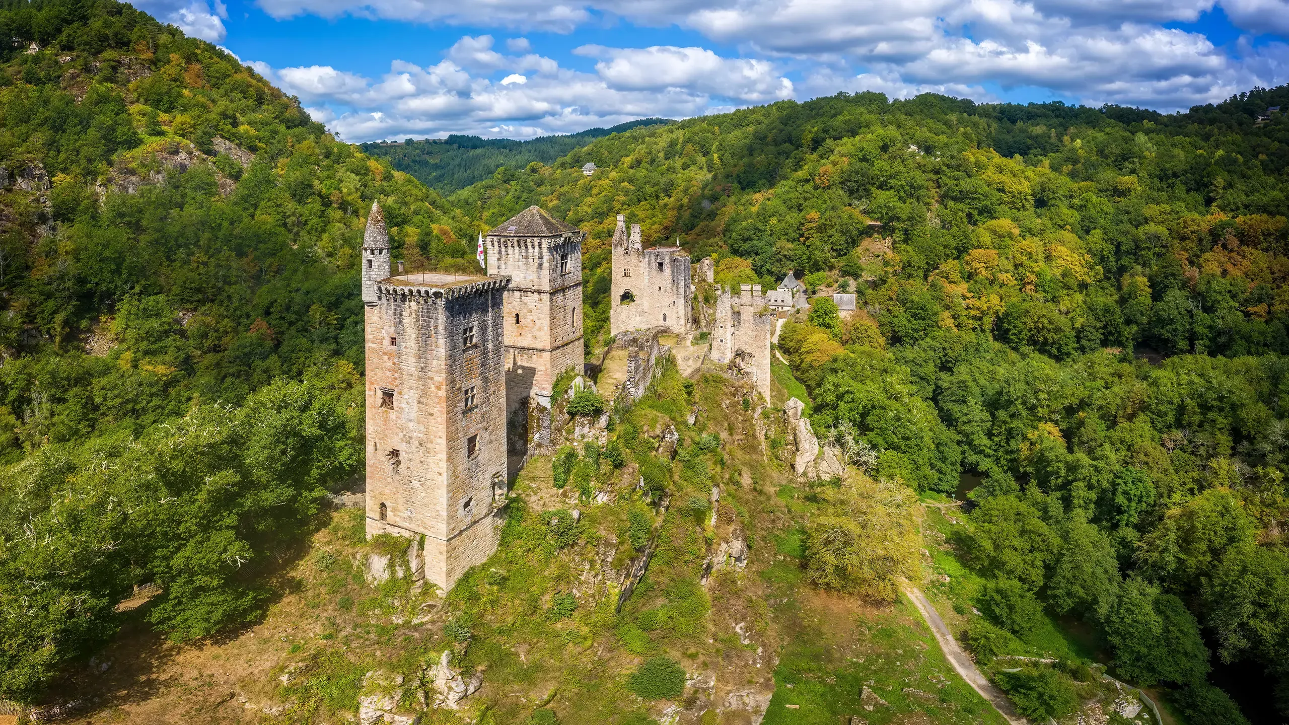 Les Tours de Merle à visiter en Corrèze avec le Pass Patrimoine © Vent d'autan - C. Bouthé-Corrèze Tourisme
