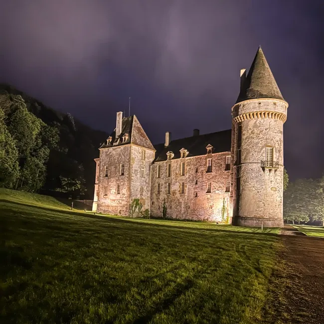 La façade nord et le donjon XIIe siècle de nuit ©Amaury de Sigalas