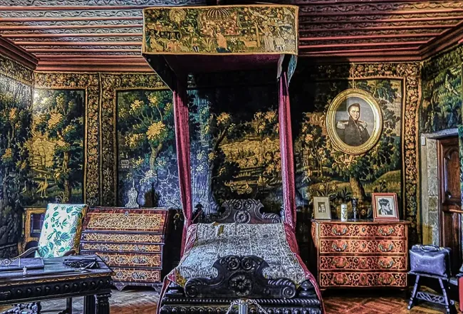 Chambre de la Comtesse du Château de Menthon Saint-Bernard © Cereales Killer