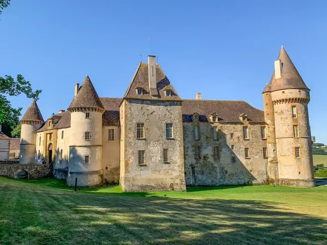 Façade nord et donjon de jour ©Amaury de Sigalas