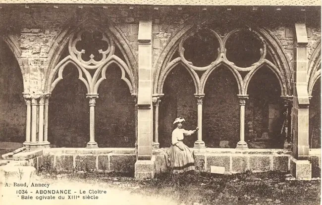 Carte postale ancienne du cloître ©Nathalie Desuzinge