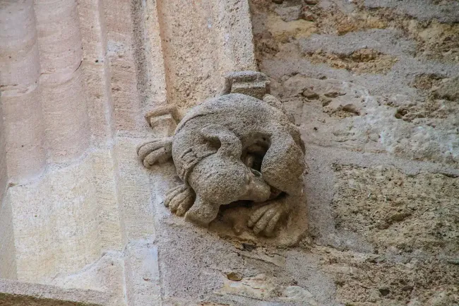 Chateau de Margon, sculpture chien © Camille de Margon