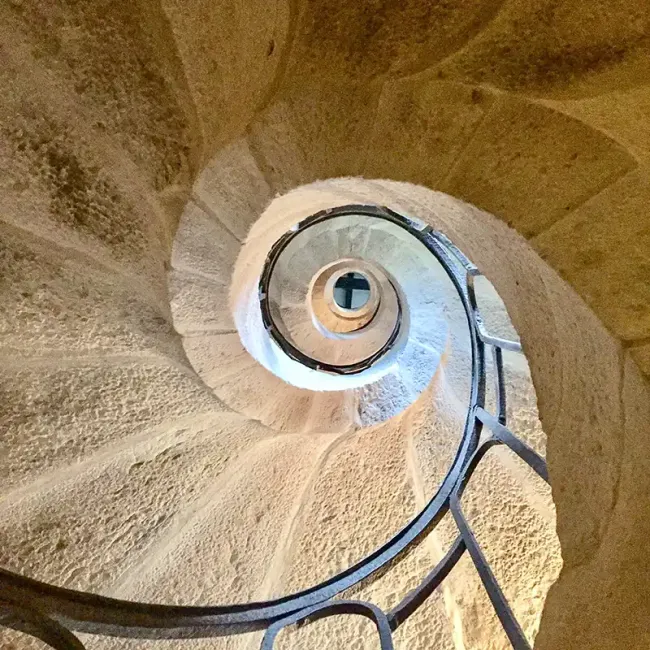 Escalier à vis suspendu du château d'Urtubie © Odile de Coral