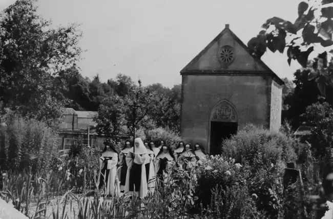 Procession dans les jardins du Couvent des annonciades célestes © Archives diocèse de Langres