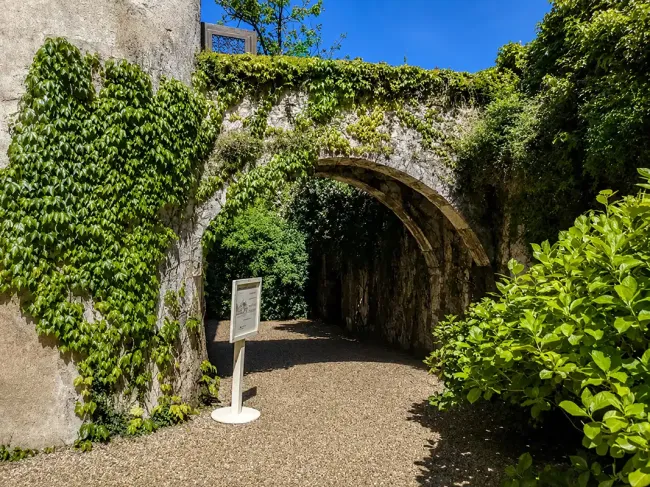 Passerelle vers les remparts du château d'Urtubie © Odile de Coral