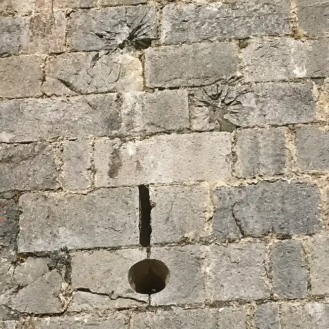 Impact de boulet de canon des guerres napoléoniennes au château d'Urtubie © Odile de Coral