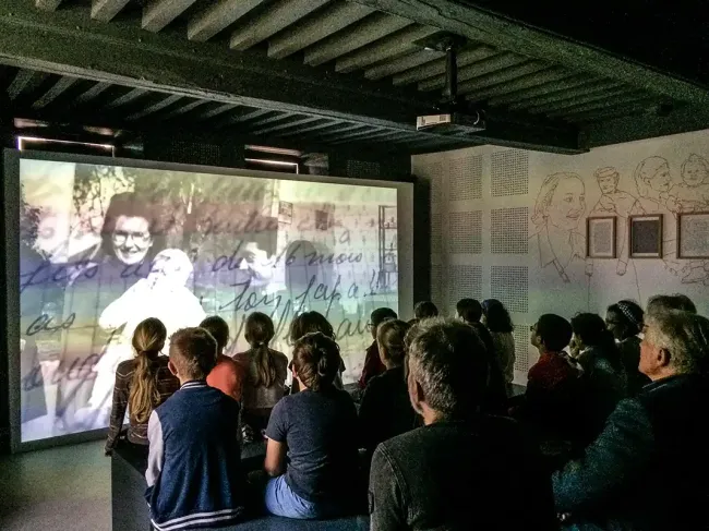 Les femmes se souviennent au mémorial Dun-les-Places © Aurore Callewaert