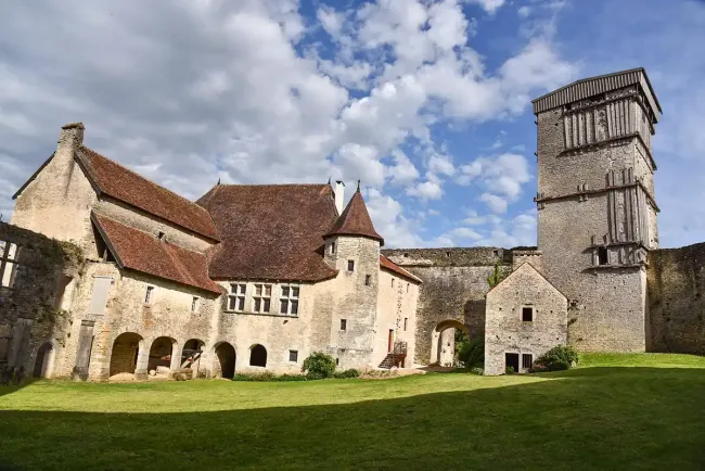 Vue générale des logis de la haute cour du château d'Oricourt © Jean-Pierre Cornevaux