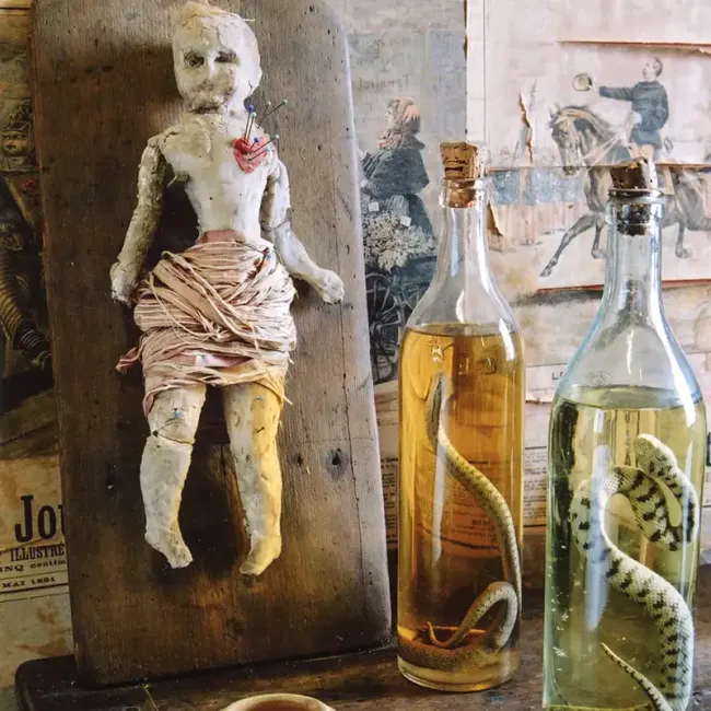 Fac-similé de poupée de fixation au Musée Alice Taverne © Hervé Monestier
