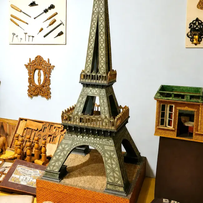 Tour Eiffel en jouet de construction au Musée Alice Taverne © Hervé Monestier