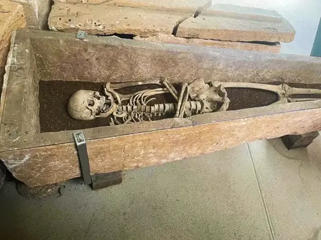 Site archéologique d'Escolives, sarcophage mérovingien juillet 2026 © Duployer Morgane