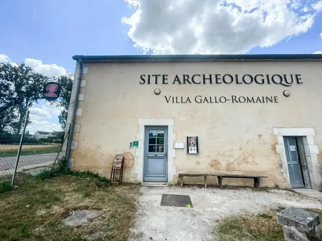 Vue de la façade du site archéologique d'Escolives © Duployer Morgane
