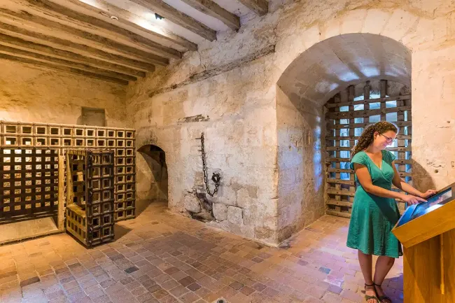 Cage de fer et de bois appelée « fillette » à la Cité royale de Loches © Stevens Fremont