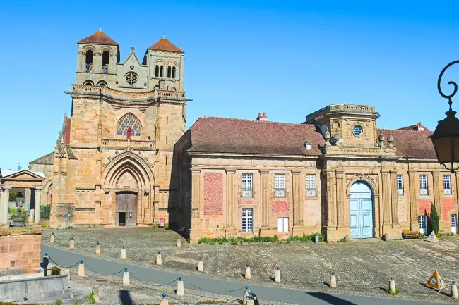 Façades de l'église et du prieuré de Souvigny © Grand Site Clunisien de Souvigny
