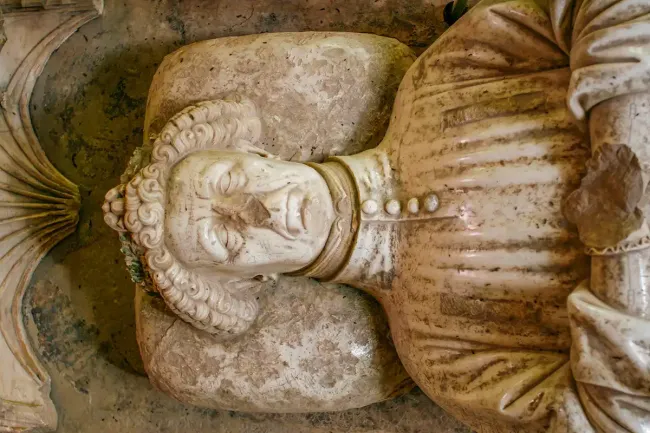 Gisant de Louis II de Bourbon profané à Souvigny © Grand Site Clunisien de Souvigny