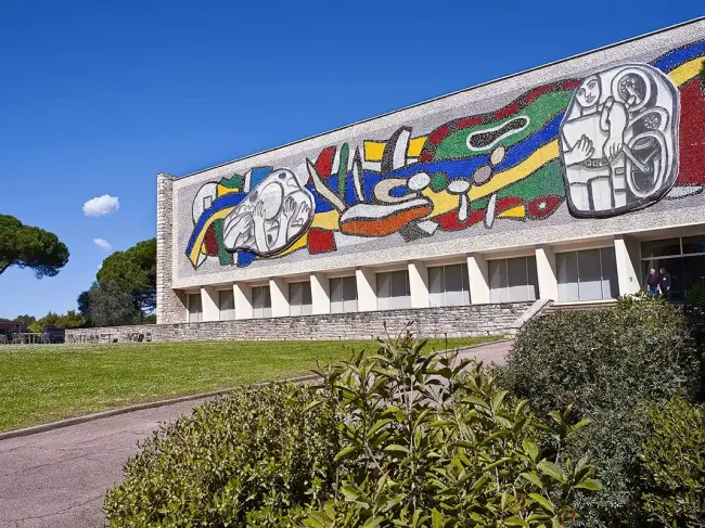 Façade décorée de l’entrée principale du musée national Fernand Léger © Musées nationaux du XXe siècle des Alpes-Maritimes