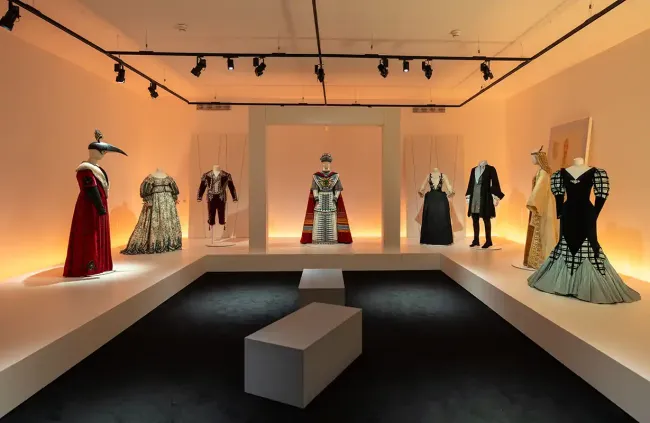 Trésors des collections au centre national du costume et de la scène (CNCS) © Joel Bonnard