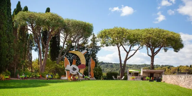 Vue sur le parc et Le Jardin d'enfants du musée national Fernand Léger © Musées nationaux du XXe siècle des Alpes-Maritimes