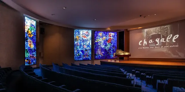 Marc Chagall, La Création du monde, vitrail, 1971-1972, musée national Marc Chagall, Nice © Musées nationaux du XXe siècle des Alpes-Maritimes/ Gilles Erhentrant / Adagp, 2026