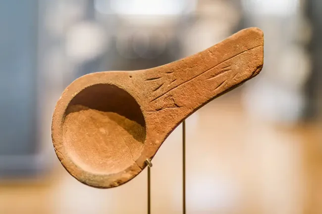 Lampe de Lascaux au musée national de Préhistoire © Maxime Villaeyx / MNP