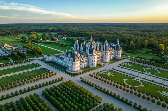 Les jardins à la française du château de Chambord © Drone Contrast.