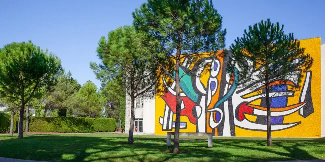Vue de la façade ouest du musée national Fernand Léger, à Biot. Mosaïque polychrome réalisée en 1989 par Heidi Melano, d'après une peinture murale de F. Léger pour la Triennale de Milan de 1951 © Musées nationaux du XXe siècle des Alpes-Maritimes / Gilles Erhentrant