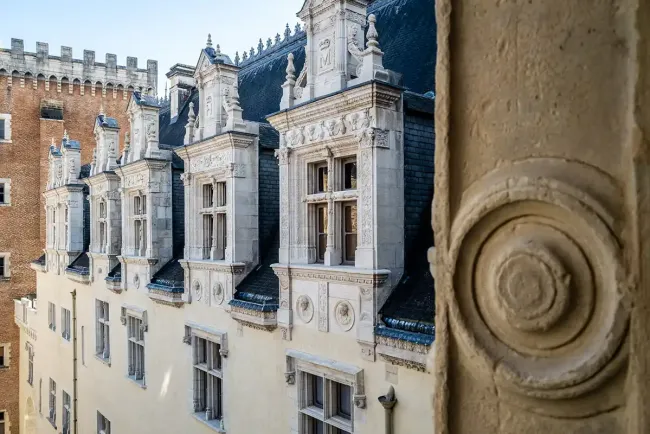 Hautes toitures à la française du château de Pau © Château de Pau / JF Lairez