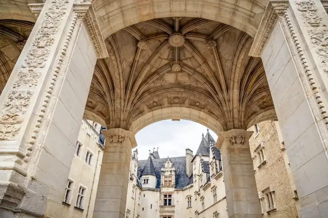 Péristyle de la cour d'honneur du château de Pau © Château de Pau / JF Lairez