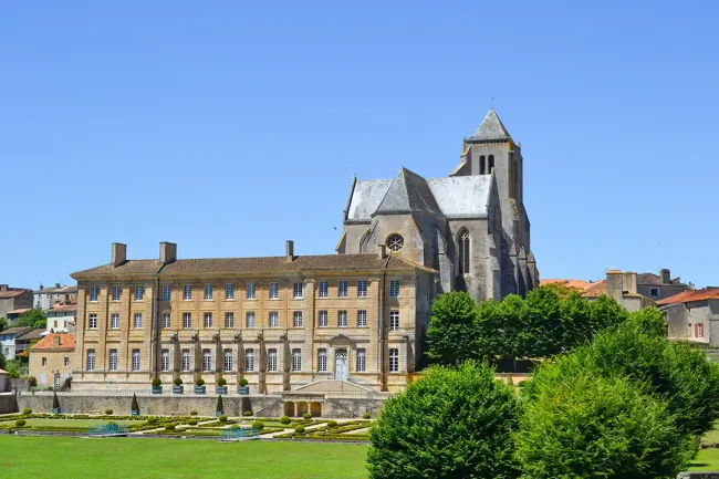 Façade de l'abbaye de Celles sur Belle © E Nivelle