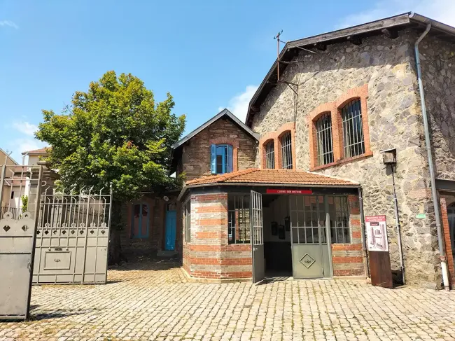 Le kiosque de l'atelier-musée Chapeau © Yvan Perreton
