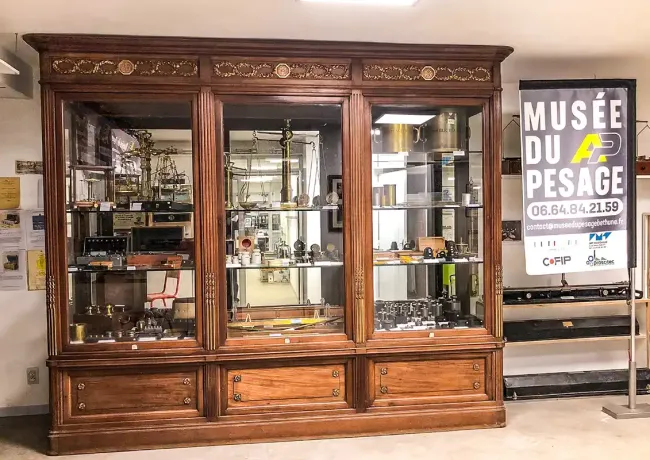 Vitrine de service poids et mesures au musée du Pesage de Béthune © Pascal Dumur