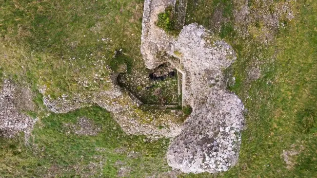 Tour éperon nord du château de Montfort-sur-Risle © AMCP