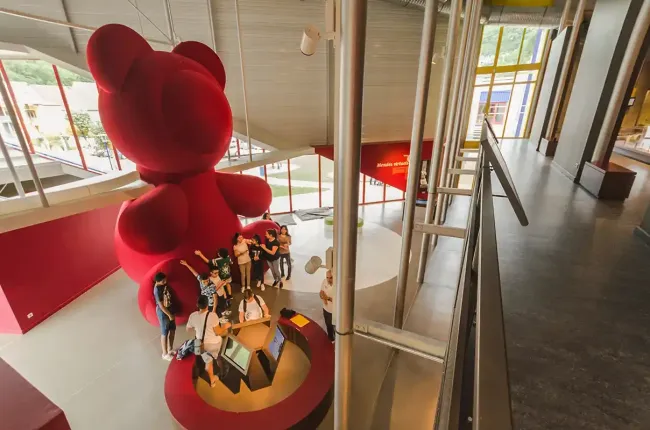 Photo souvenir vers Nours du musee du Jouet © Julien David