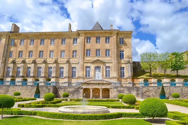 Façade de l'abbaye de Celles sur Belle © E Nivelle 2024
