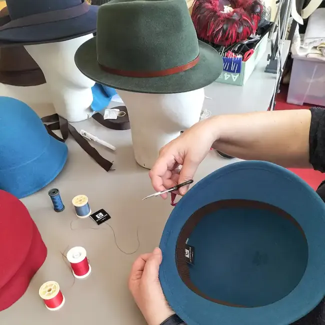 Les gestes se perpétuent à l'atelier-musée Chapeau © Yvan Perreton