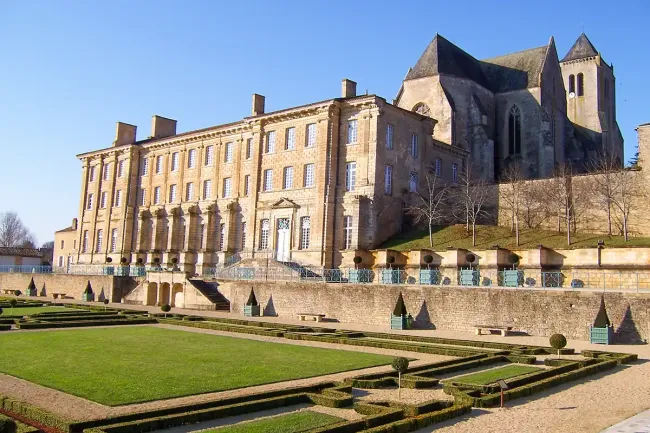 Façade de l'abbaye de Celles sur Belle © Zewan, CC BY-SA 3.0